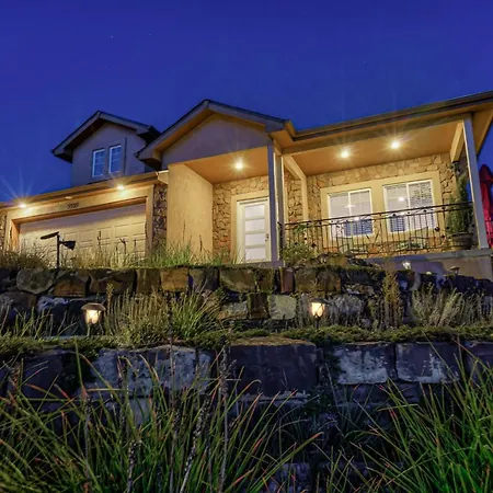 Large Home-Pikes Peak Views-High End-Pool Table